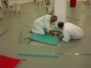 Recortando planchas de EVA para completar el tatami